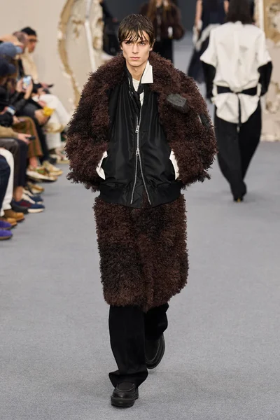 Look 16